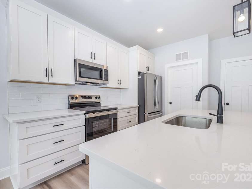 402 Walker Street, Kannapolis, NC 28081.  MLS# CAR4233592, YatesRealty ID 9143. 