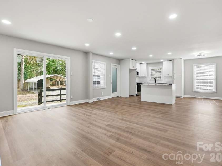 5236 Galway Drive, Charlotte, NC 28215.  MLS# CAR4354204, YatesRealty ID 9144. 