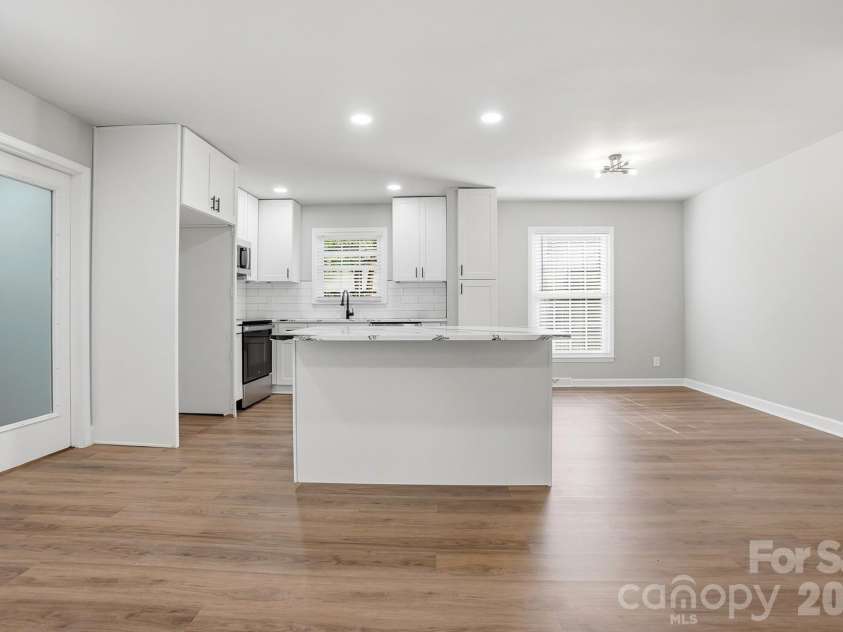 5236 Galway Drive, Charlotte, NC 28215.  MLS# CAR4354204, YatesRealty ID 9144. 