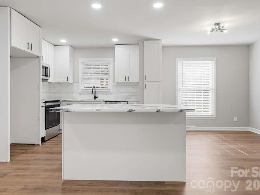 5236 Galway Drive, Charlotte, NC 28215.  MLS# CAR4354204, YatesRealty ID 9144. 