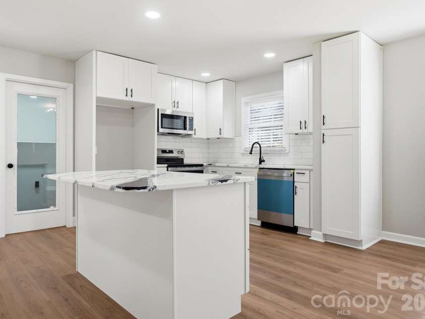 5236 Galway Drive, Charlotte, NC 28215.  MLS# CAR4354204, YatesRealty ID 9144. 
