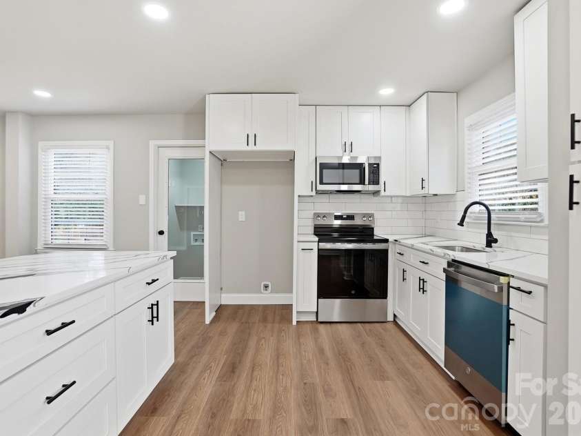 5236 Galway Drive, Charlotte, NC 28215.  MLS# CAR4354204, YatesRealty ID 9144. 