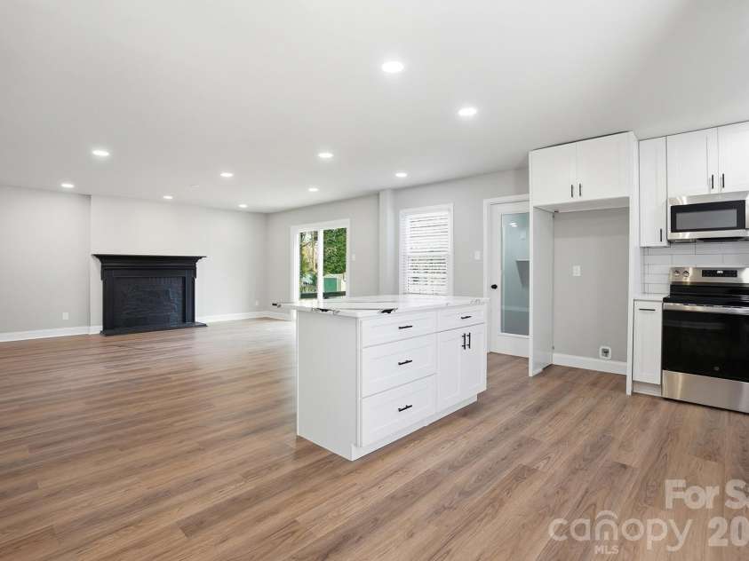 5236 Galway Drive, Charlotte, NC 28215.  MLS# CAR4354204, YatesRealty ID 9144. 