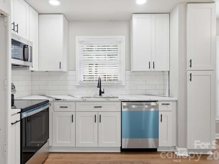 5236 Galway Drive, Charlotte, NC 28215.  MLS# CAR4354204, YatesRealty ID 9144. 