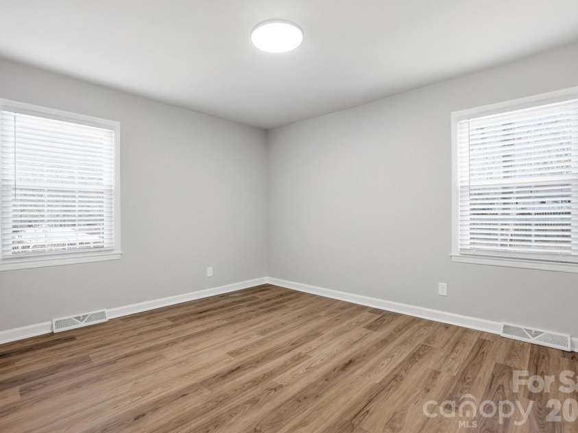 5236 Galway Drive, Charlotte, NC 28215.  MLS# CAR4354204, YatesRealty ID 9144. 