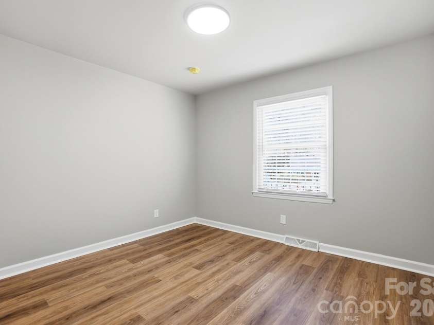 5236 Galway Drive, Charlotte, NC 28215.  MLS# CAR4354204, YatesRealty ID 9144. 