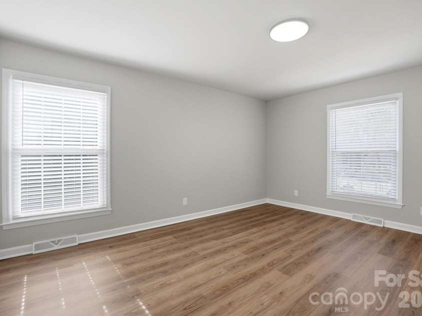 5236 Galway Drive, Charlotte, NC 28215.  MLS# CAR4354204, YatesRealty ID 9144. 