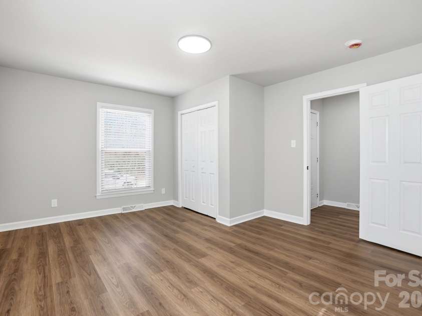 5236 Galway Drive, Charlotte, NC 28215.  MLS# CAR4354204, YatesRealty ID 9144. 
