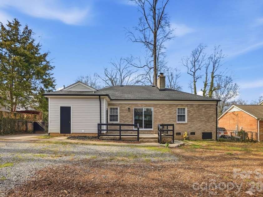 5236 Galway Drive, Charlotte, NC 28215.  MLS# CAR4354204, YatesRealty ID 9144. 