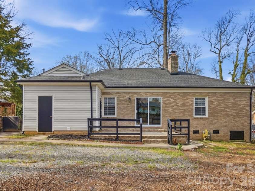 5236 Galway Drive, Charlotte, NC 28215.  MLS# CAR4354204, YatesRealty ID 9144. 