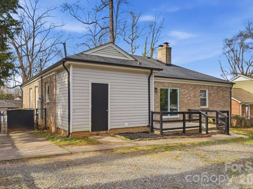 5236 Galway Drive, Charlotte, NC 28215.  MLS# CAR4354204, YatesRealty ID 9144. 