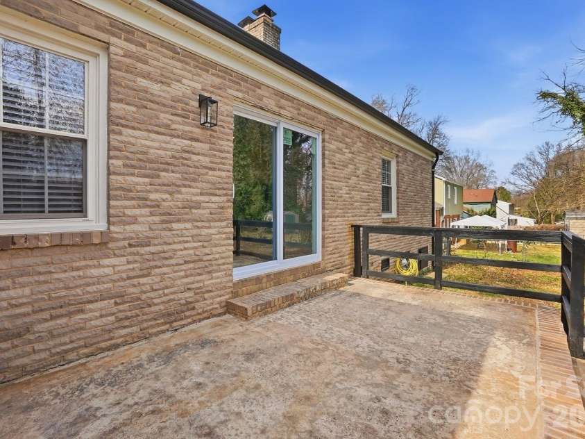 5236 Galway Drive, Charlotte, NC 28215.  MLS# CAR4354204, YatesRealty ID 9144. 