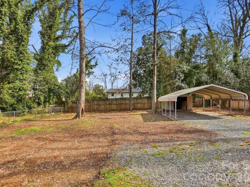 5236 Galway Drive, Charlotte, NC 28215.  MLS# CAR4354204, YatesRealty ID 9144. 