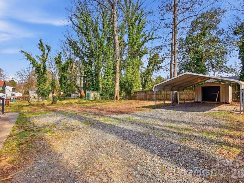 5236 Galway Drive, Charlotte, NC 28215.  MLS# CAR4354204, YatesRealty ID 9144. 