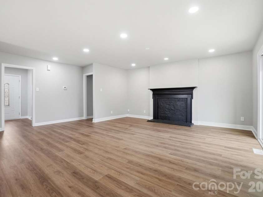 5236 Galway Drive, Charlotte, NC 28215.  MLS# CAR4354204, YatesRealty ID 9144. Great Room