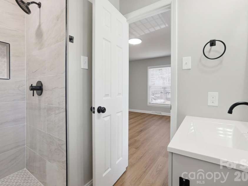 5236 Galway Drive, Charlotte, NC 28215.  MLS# CAR4354204, YatesRealty ID 9144. Primary Bathrom