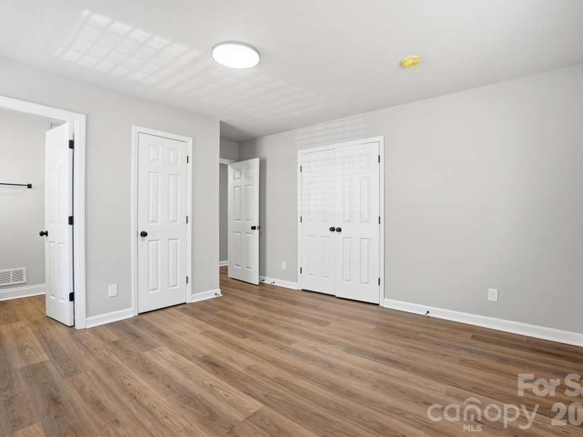 5236 Galway Drive, Charlotte, NC 28215.  MLS# CAR4354204, YatesRealty ID 9144. Primary Bedroom