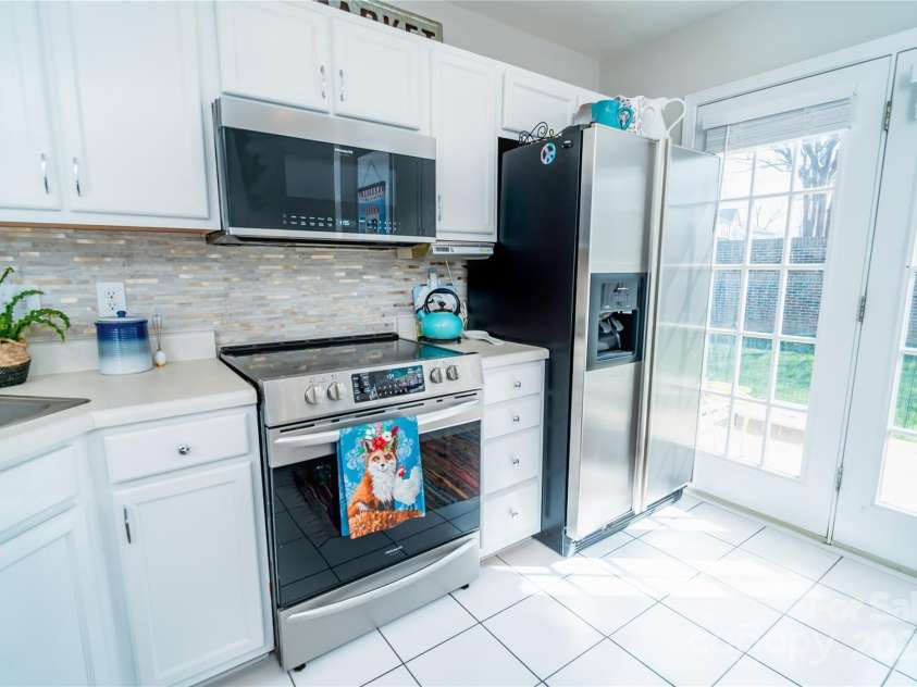 11907 Maria Ester Court, Charlotte, NC 28277.  MLS# CAR4222472, YatesRealty ID 9148. Kitchen