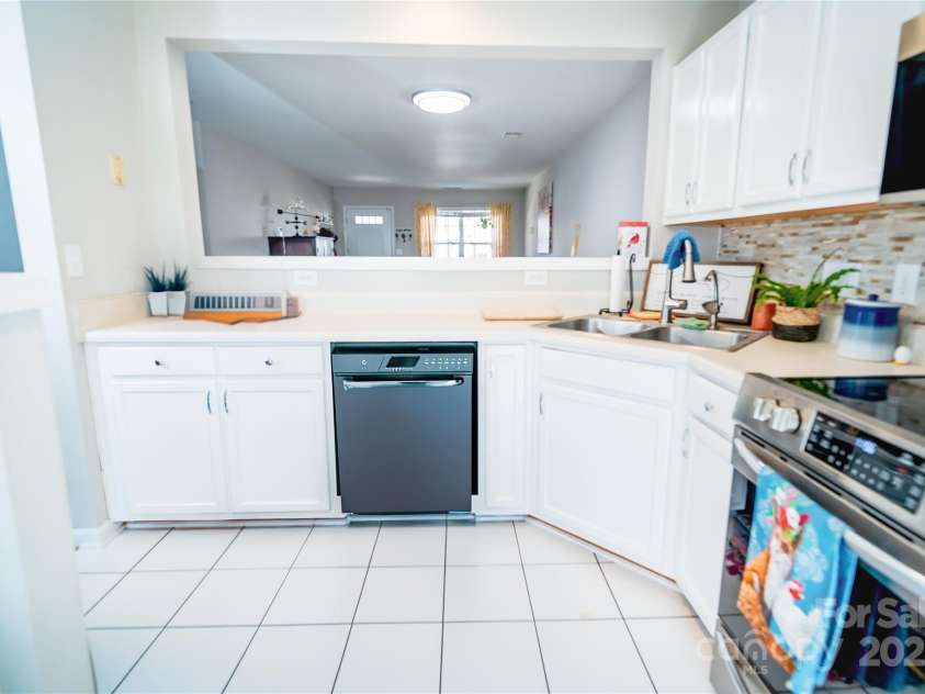 11907 Maria Ester Court, Charlotte, NC 28277.  MLS# CAR4222472, YatesRealty ID 9148. Kitchen