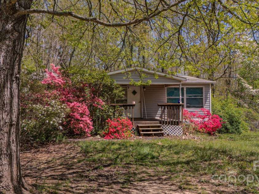 19 Blackberry Lane, Candler, NC 28715.  MLS# CAR4246905, YatesRealty ID 9149. 