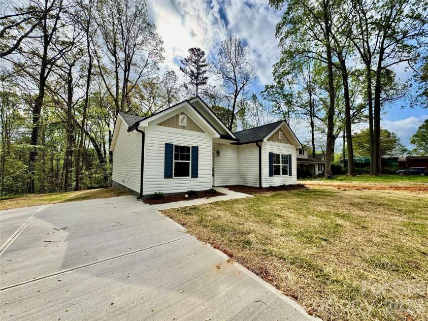 818 Pine Hill Drive, Granite Quarry, NC 28146.  MLS# CAR4365517, YatesRealty ID 9149. 
