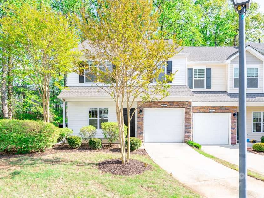 162 Limerick Road, Mooresville, NC 28115.  MLS# CAR4242807, YatesRealty ID 9150. Beautiful end unit