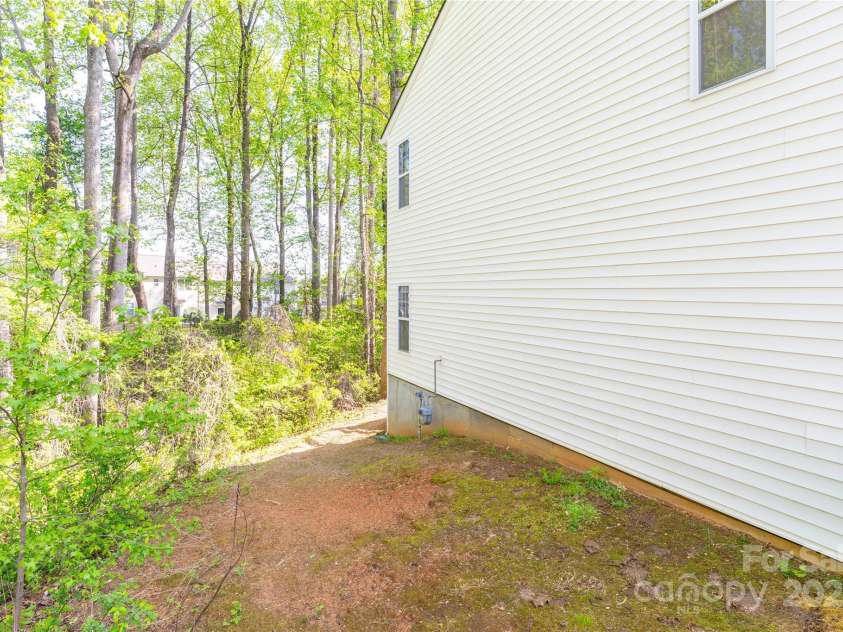 162 Limerick Road, Mooresville, NC 28115.  MLS# CAR4242807, YatesRealty ID 9150. Side of this end unit