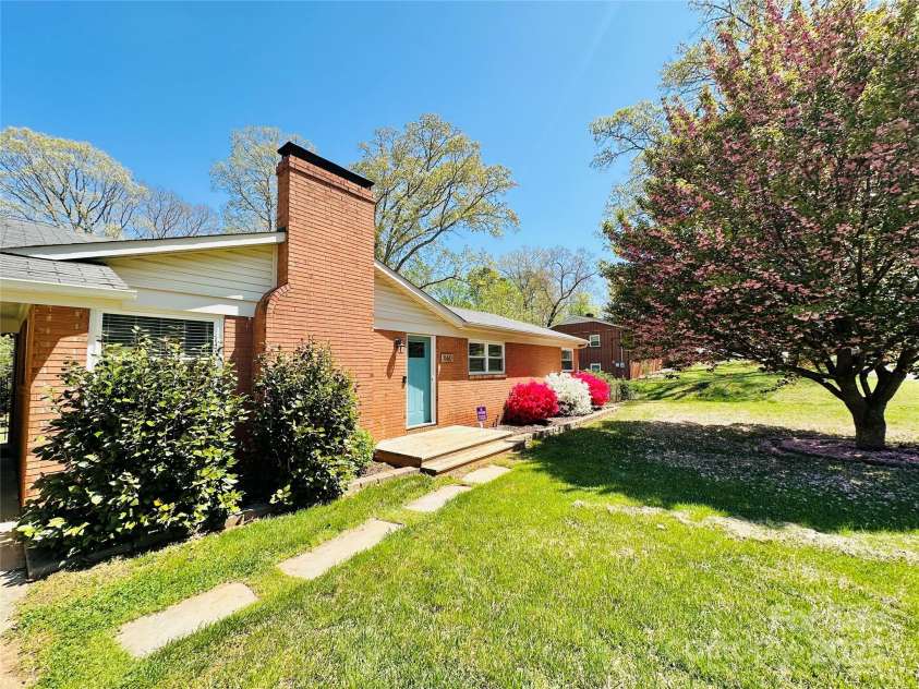 1160 11th Street Circle, Hickory, NC 28601.  MLS# CAR4214175, YatesRealty ID 9155. 