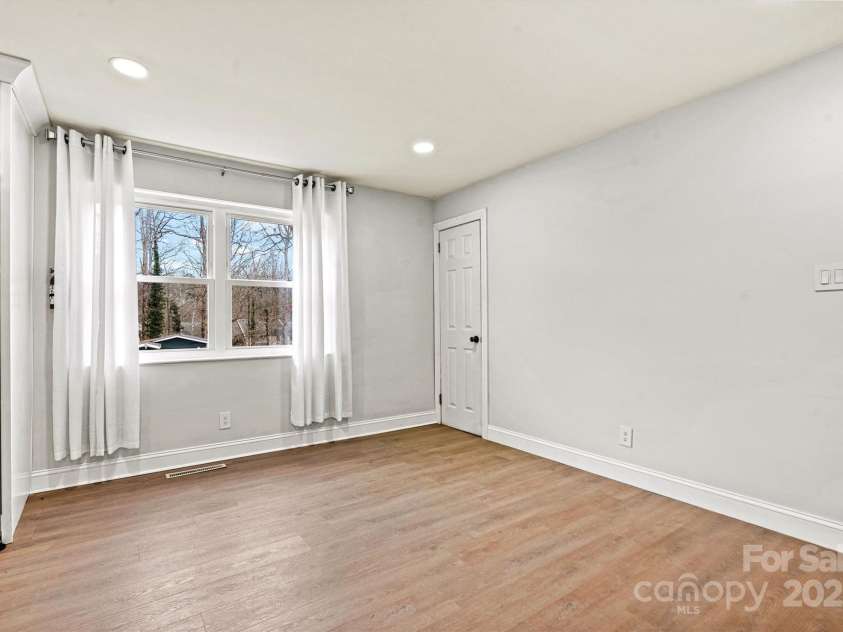 1160 11th Street Circle, Hickory, NC 28601.  MLS# CAR4214175, YatesRealty ID 9155. 