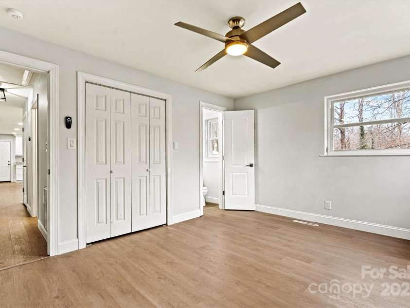 1160 11th Street Circle, Hickory, NC 28601.  MLS# CAR4214175, YatesRealty ID 9155. 