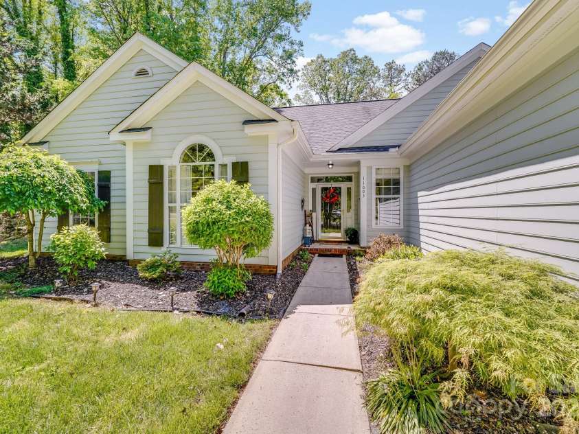11003 Pale Hickory Lane, Charlotte, NC 28215.  MLS# CAR4234435, YatesRealty ID 9156. 