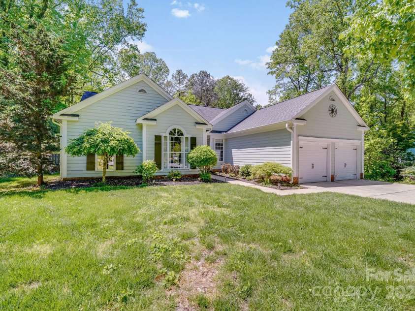 11003 Pale Hickory Lane, Charlotte, NC 28215.  MLS# CAR4234435, YatesRealty ID 9156. 