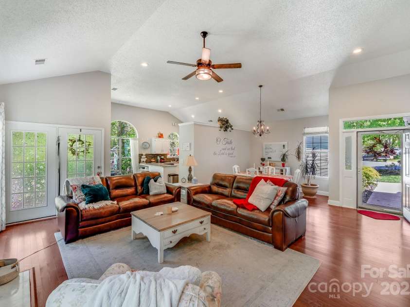 11003 Pale Hickory Lane, Charlotte, NC 28215.  MLS# CAR4234435, YatesRealty ID 9156. 