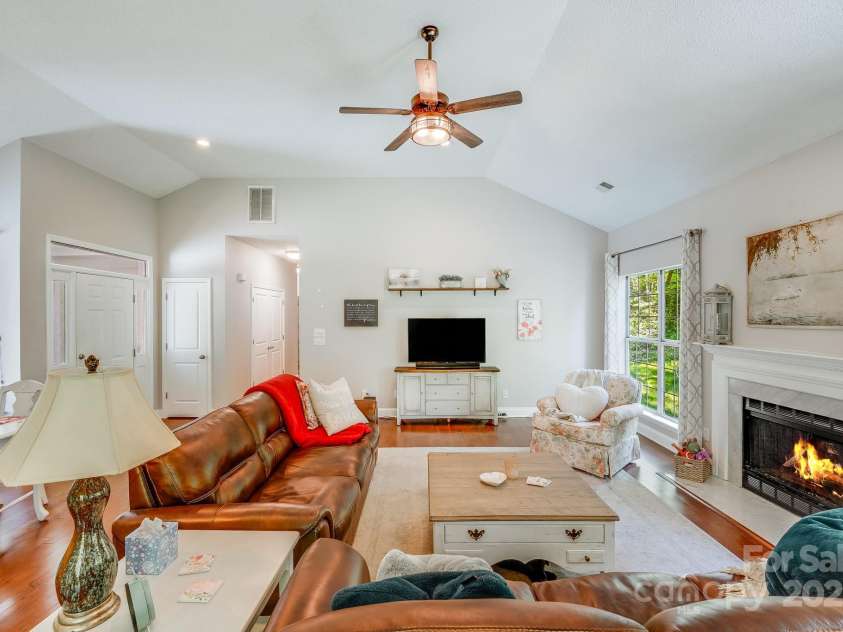 11003 Pale Hickory Lane, Charlotte, NC 28215.  MLS# CAR4234435, YatesRealty ID 9156. 
