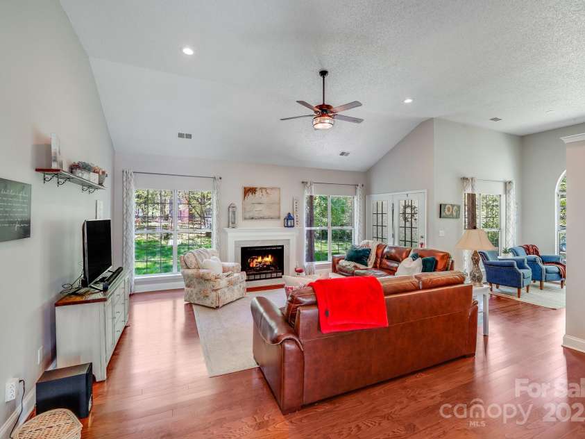 11003 Pale Hickory Lane, Charlotte, NC 28215.  MLS# CAR4234435, YatesRealty ID 9156. 