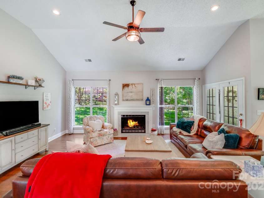 11003 Pale Hickory Lane, Charlotte, NC 28215.  MLS# CAR4234435, YatesRealty ID 9156. 