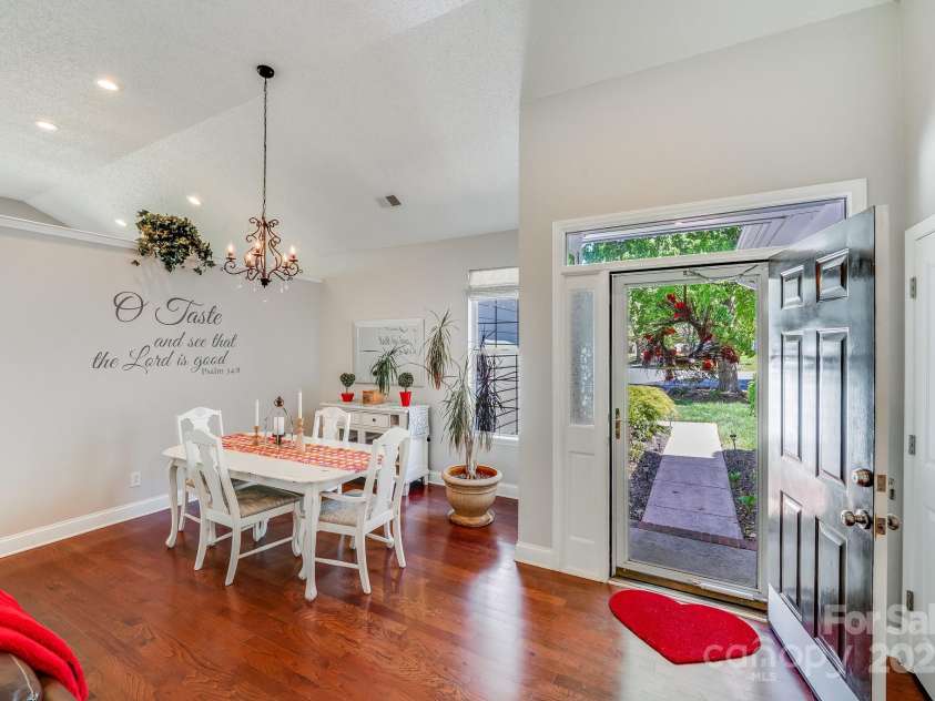 11003 Pale Hickory Lane, Charlotte, NC 28215.  MLS# CAR4234435, YatesRealty ID 9156. 