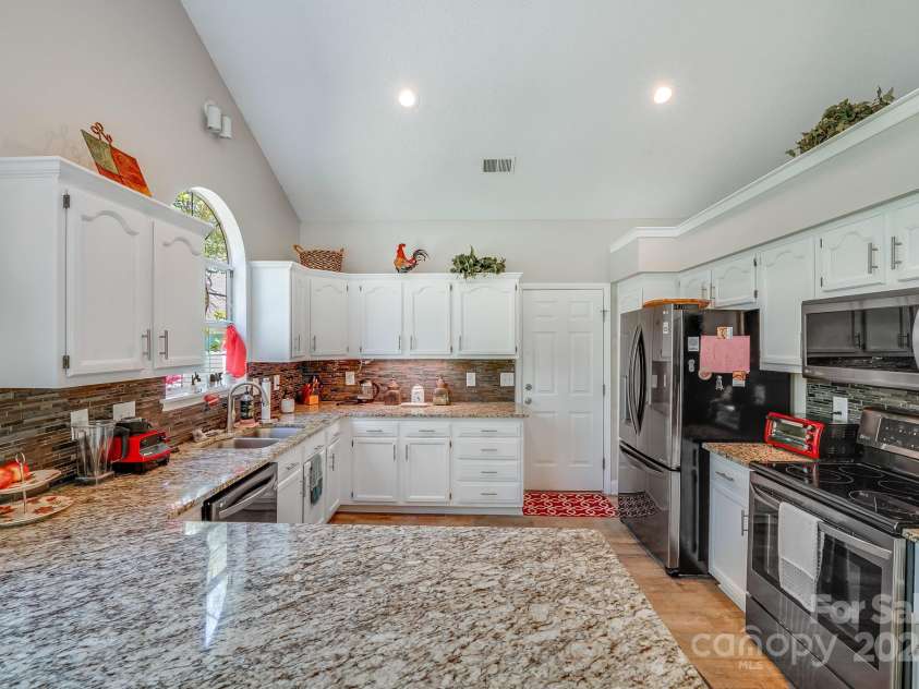11003 Pale Hickory Lane, Charlotte, NC 28215.  MLS# CAR4234435, YatesRealty ID 9156. 