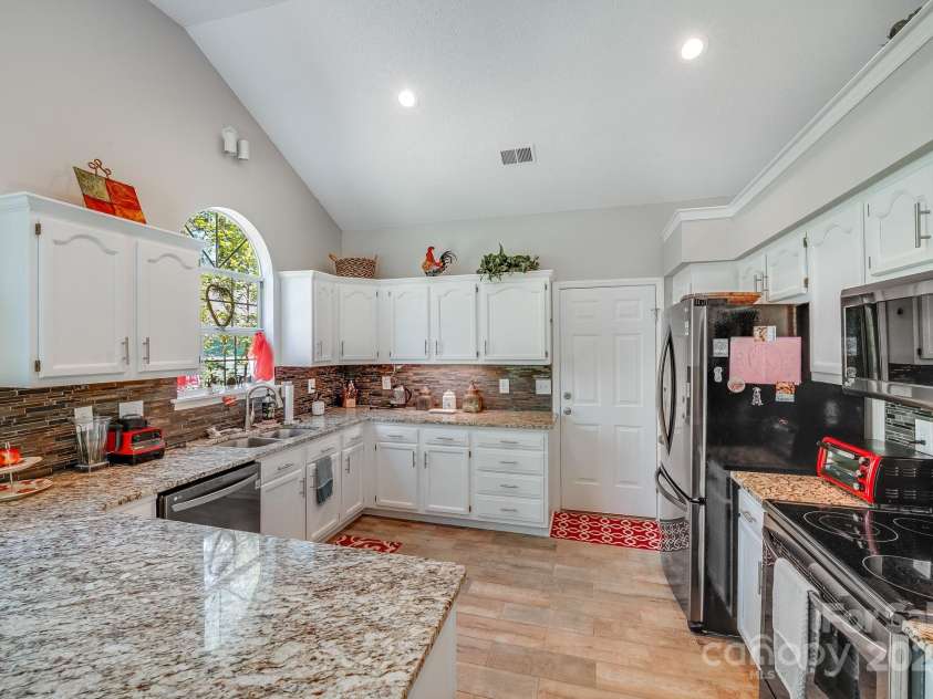 11003 Pale Hickory Lane, Charlotte, NC 28215.  MLS# CAR4234435, YatesRealty ID 9156. 