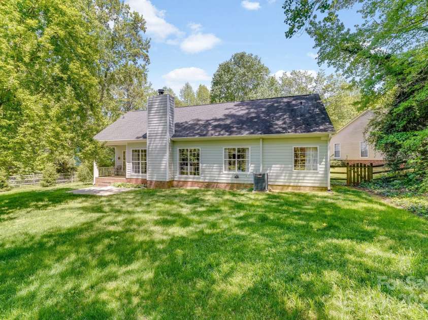 11003 Pale Hickory Lane, Charlotte, NC 28215.  MLS# CAR4234435, YatesRealty ID 9156. 
