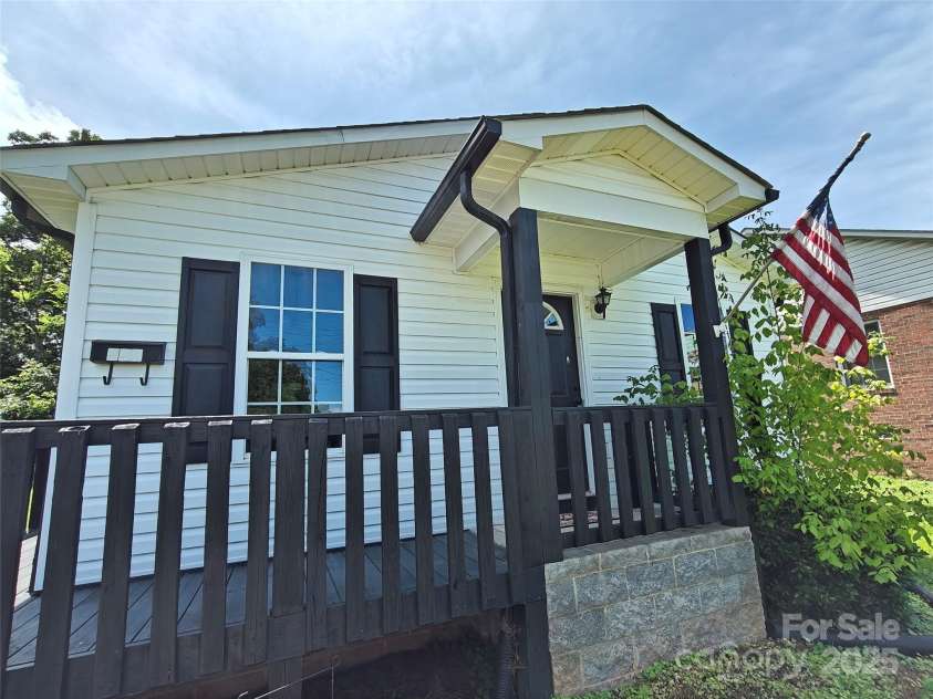 629 Caldwell Street, Salisbury, NC 28144.  MLS# CAR4217112, YatesRealty ID 9157. 
