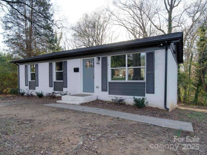 908 Davenport Street, Charlotte, NC 28208.  MLS# CAR4223250, YatesRealty ID 916. South east facing front door