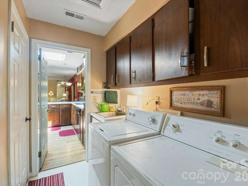 106 Laurel Lane, Etowah, NC 28729.  MLS# CAR4354319, YatesRealty ID 9161. Laundry off garage