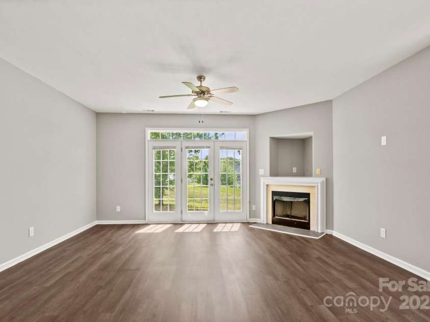 6135 Raisin Tree Lane, Charlotte, NC 28215.  MLS# CAR4247782, YatesRealty ID 9163. 