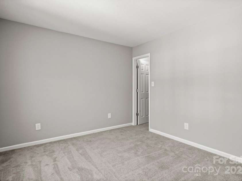 6135 Raisin Tree Lane, Charlotte, NC 28215.  MLS# CAR4247782, YatesRealty ID 9163. 