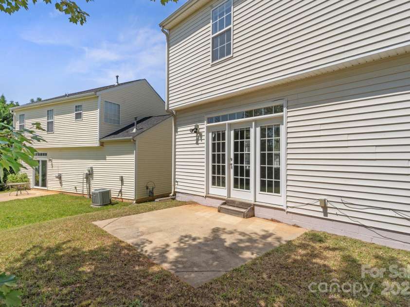 6135 Raisin Tree Lane, Charlotte, NC 28215.  MLS# CAR4247782, YatesRealty ID 9163. 