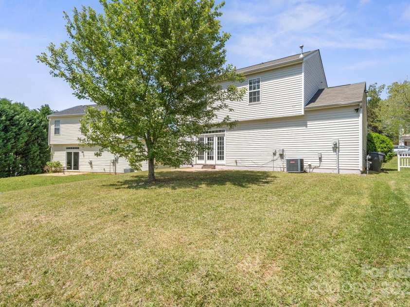 6135 Raisin Tree Lane, Charlotte, NC 28215.  MLS# CAR4247782, YatesRealty ID 9163. 