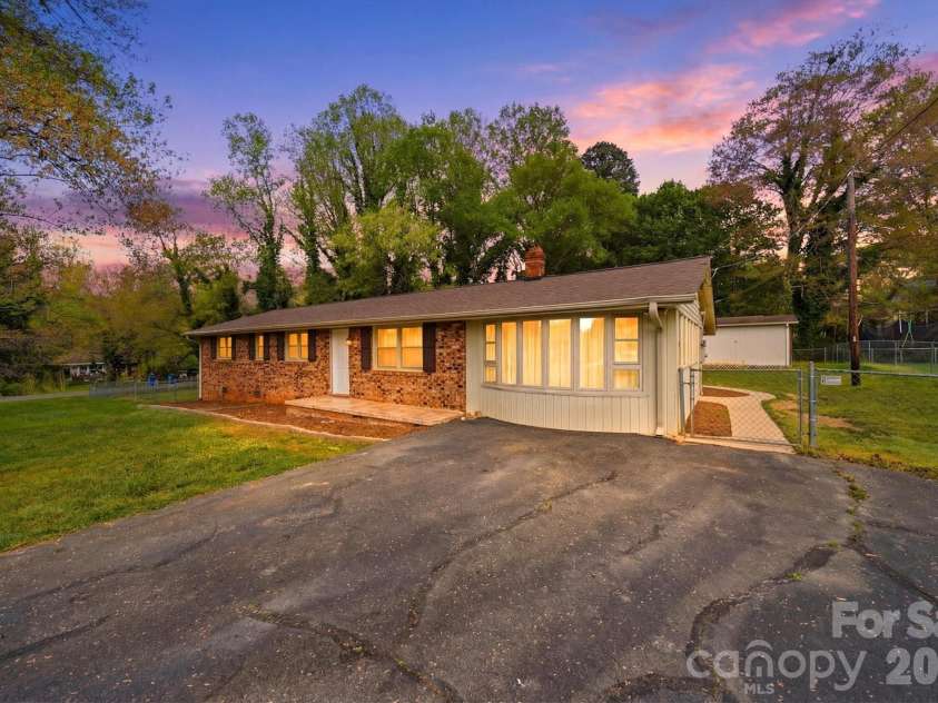 3244 25th Street Court, Hickory, NC 28601.  MLS# CAR4363360, YatesRealty ID 9166. 