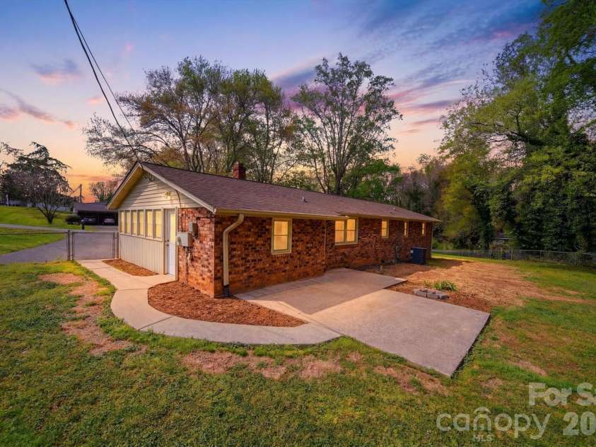 3244 25th Street Court, Hickory, NC 28601.  MLS# CAR4363360, YatesRealty ID 9166. 