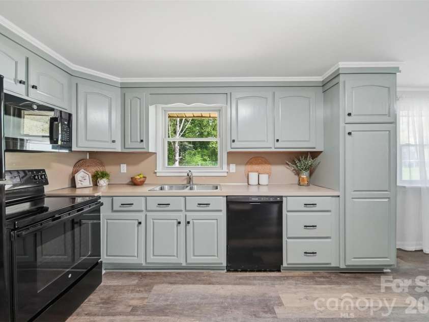 3244 25th Street Court, Hickory, NC 28601.  MLS# CAR4363360, YatesRealty ID 9166. 